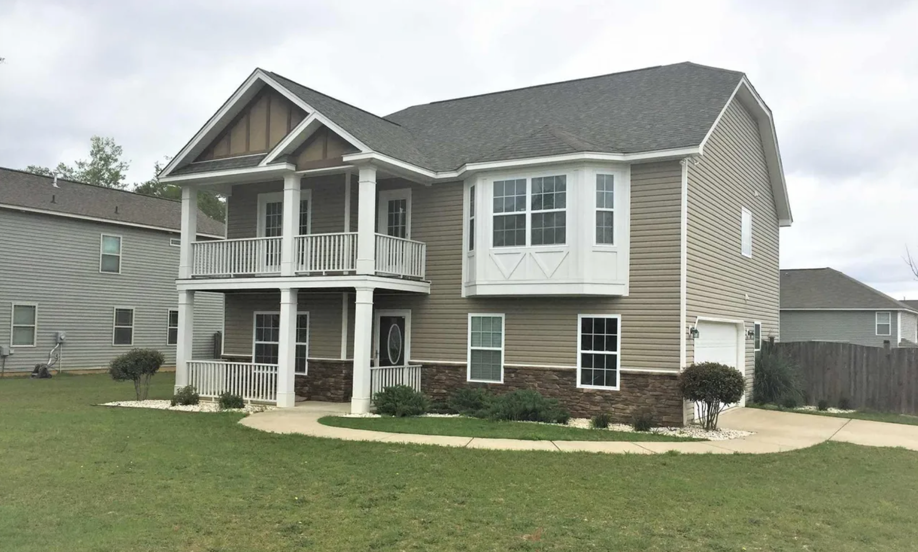 Hopkins House: 985 Farnsworth Dr.