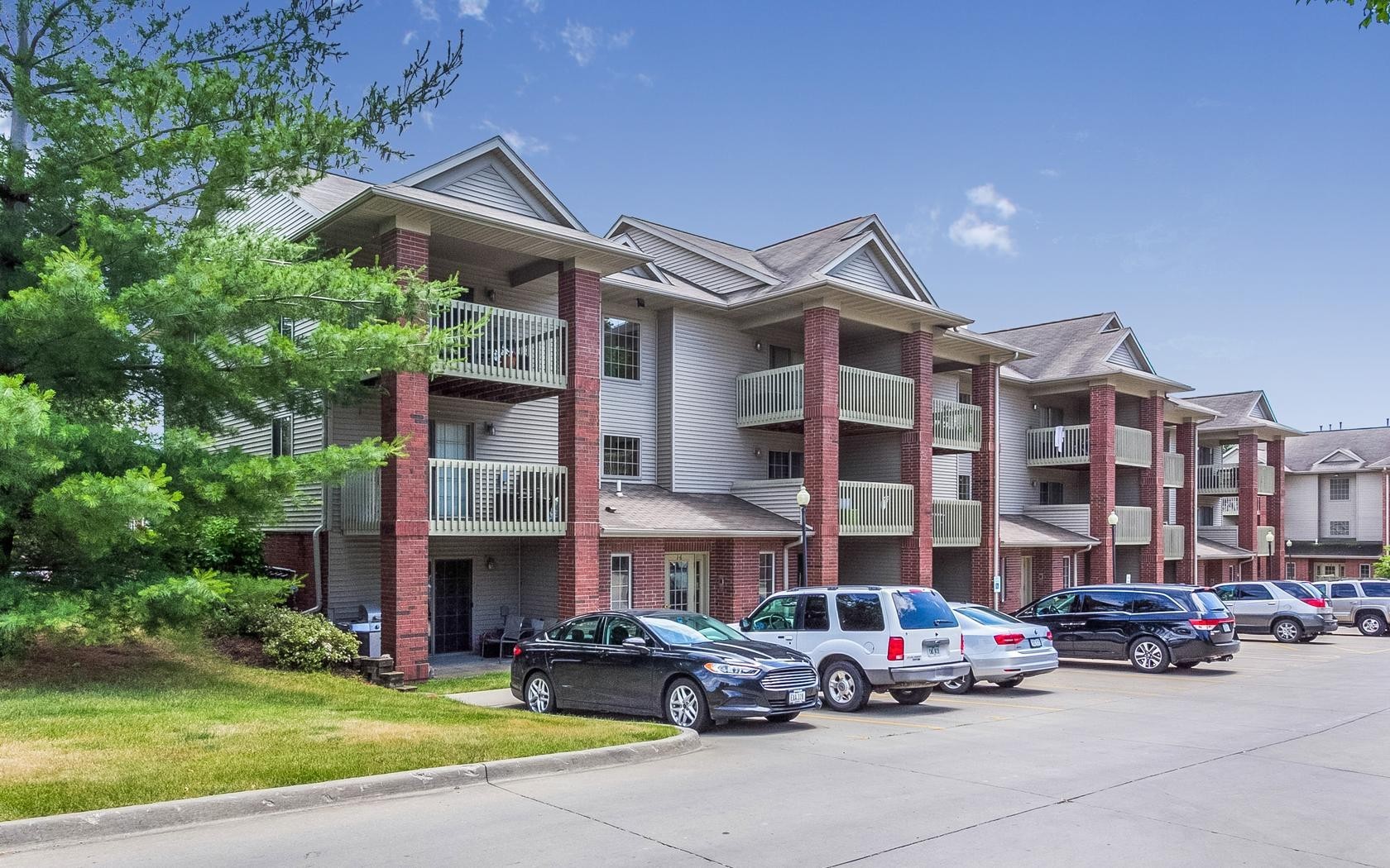 Iowa City Apartment: 1039 W. Benton Street