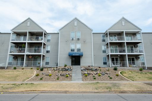 Spacious 2-Bedroom/1-Bath on TOP, unit 308, Available September 2026! – photo 1