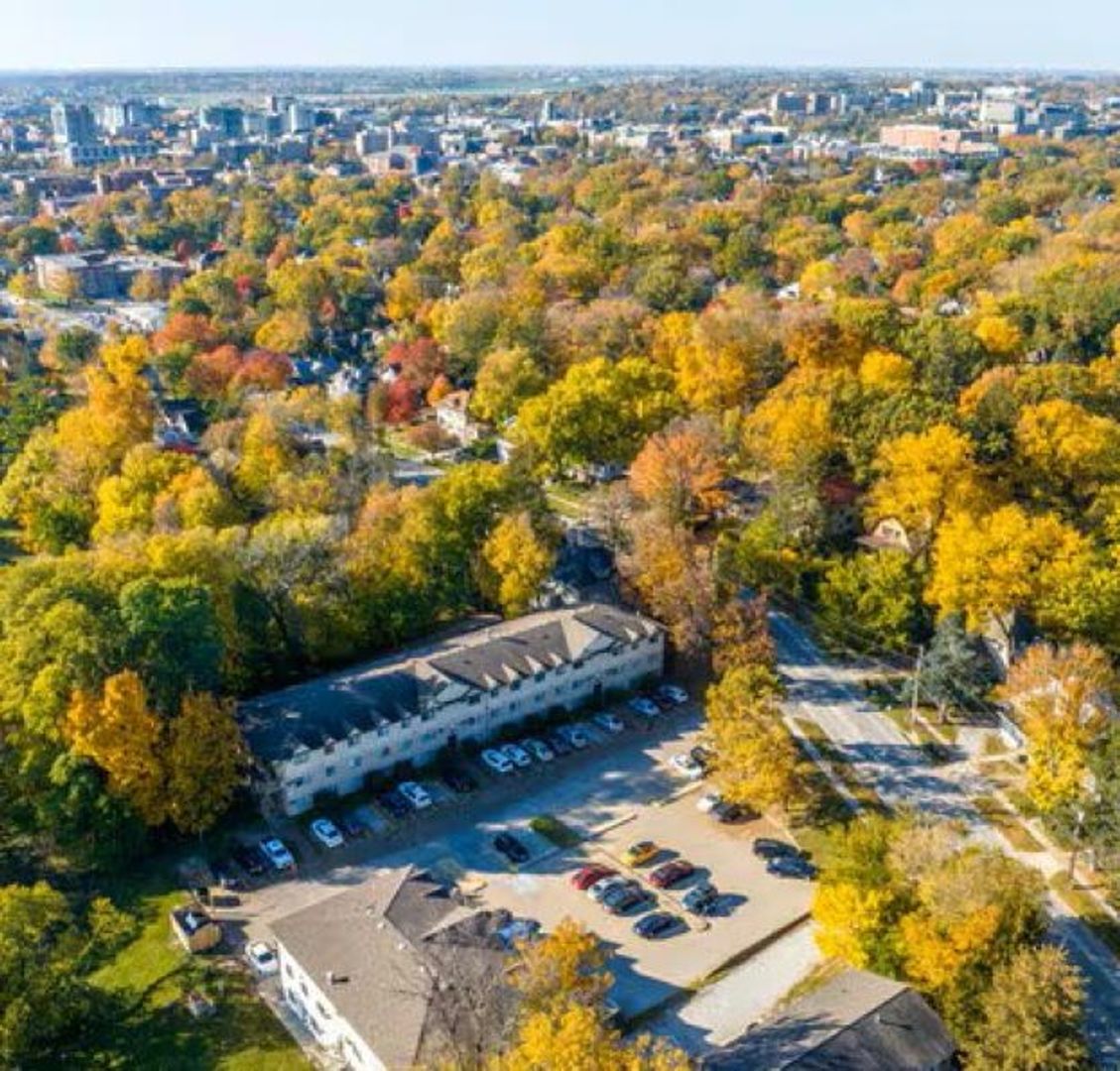 Iowa City Apartment: 902 N Dodge St
