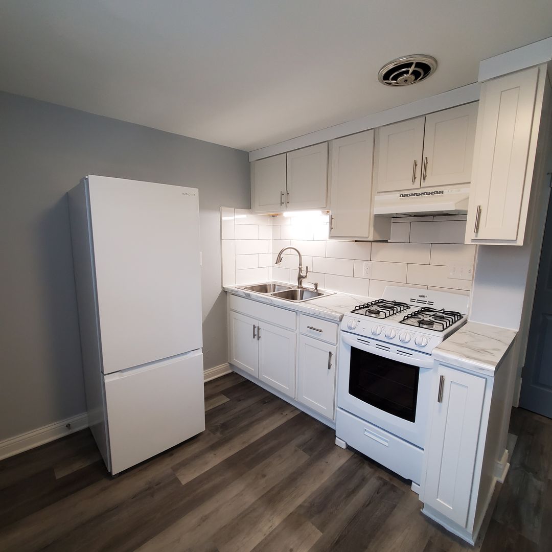 Racine Apartment: 909 College Ave.