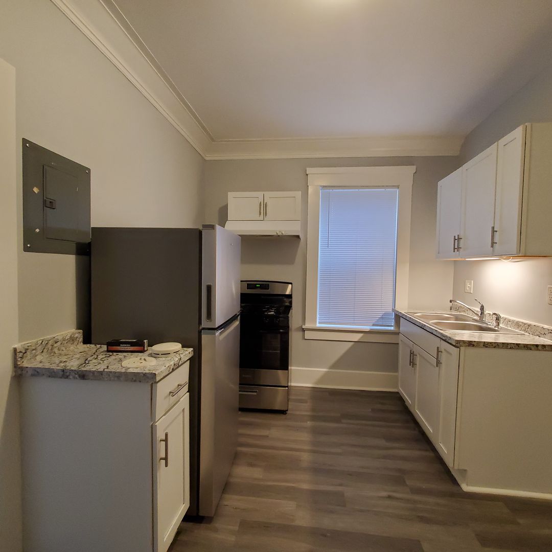 Racine Apartment: 2007 Washington Ave.