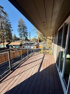 One bedroom upstairs unit in Downtown Bend! W/S/G Included!
