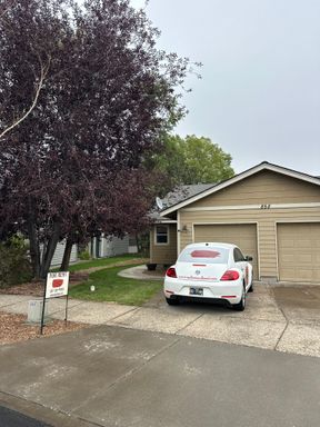 Water/Sewer/Landscaping included! New paint and flooring! – photo 1
