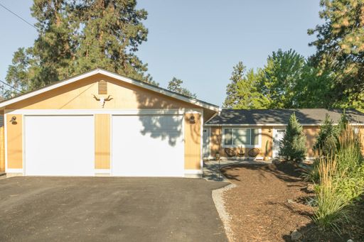 Cozy & updated 2 bed with A/C and private yard! – photo 1