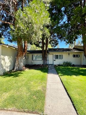 Cozy 2 bedroom unit on Newport Ave! – photo 1