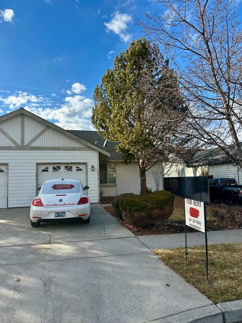 Bend Apartment: 1297 NE Dawson Dr.