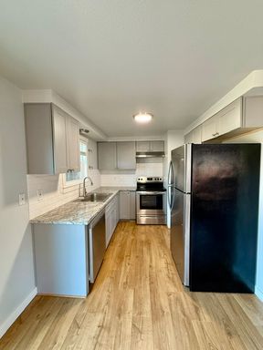 Adorable, Freshly Updated 3-Bedroom Townhome! W/S Included! – photo 1