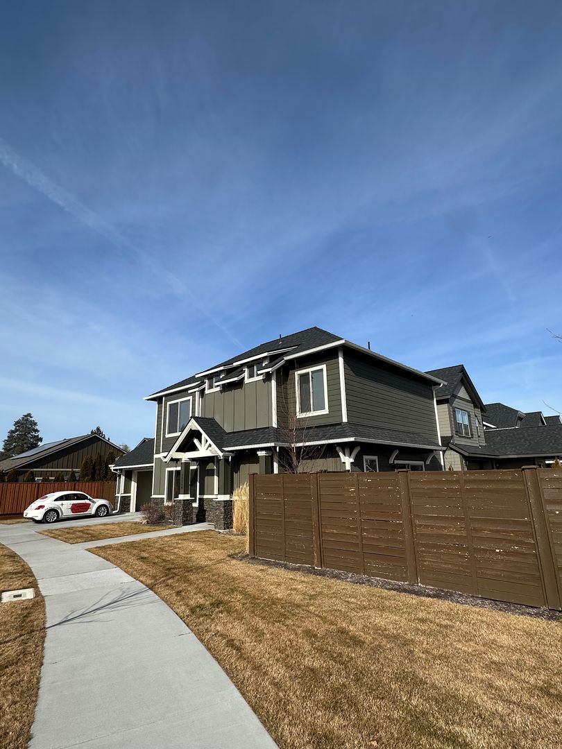 Bend House: 20564 Rolen Ave