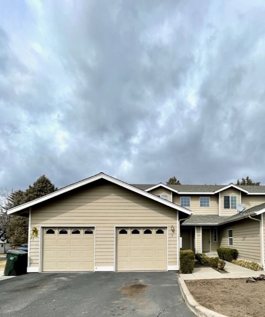 Bend Apartment: 1958 NE Sams Loop #3