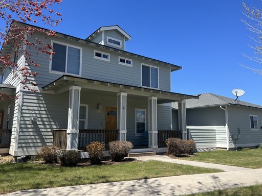 Lovely 2 bedroom duplex with 2 car garage in Redmond! – photo 1