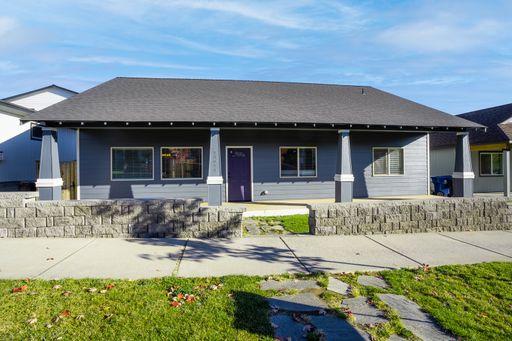 Single level renovated home close to the Old Mill! – photo 1