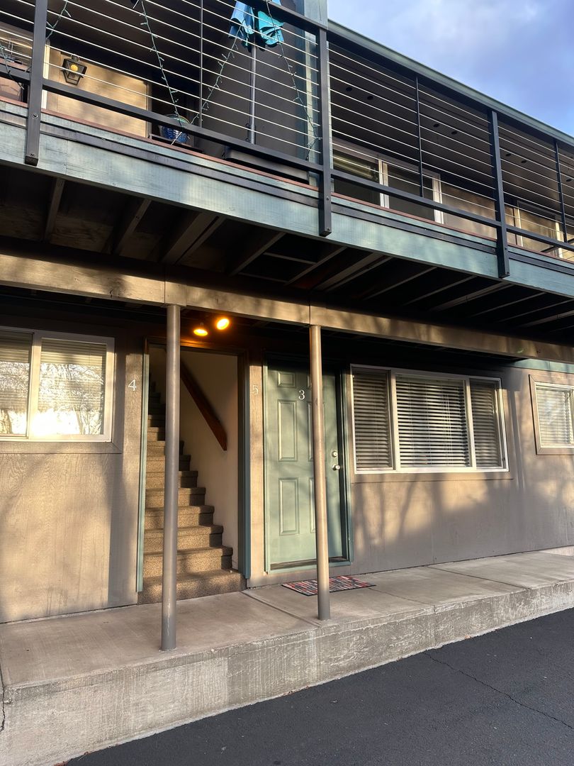 Bend Apartment: 205 NW St.Helens Place