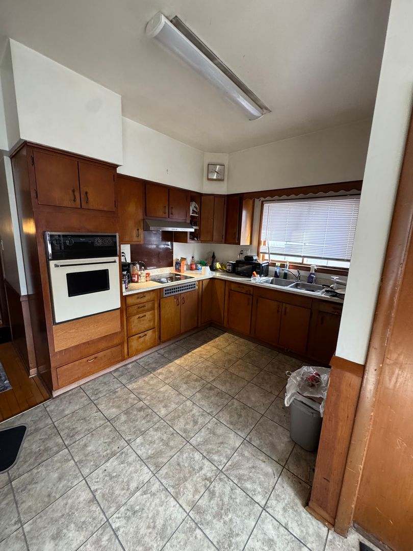 Milwaukee Apartment: 2945 N Oakland