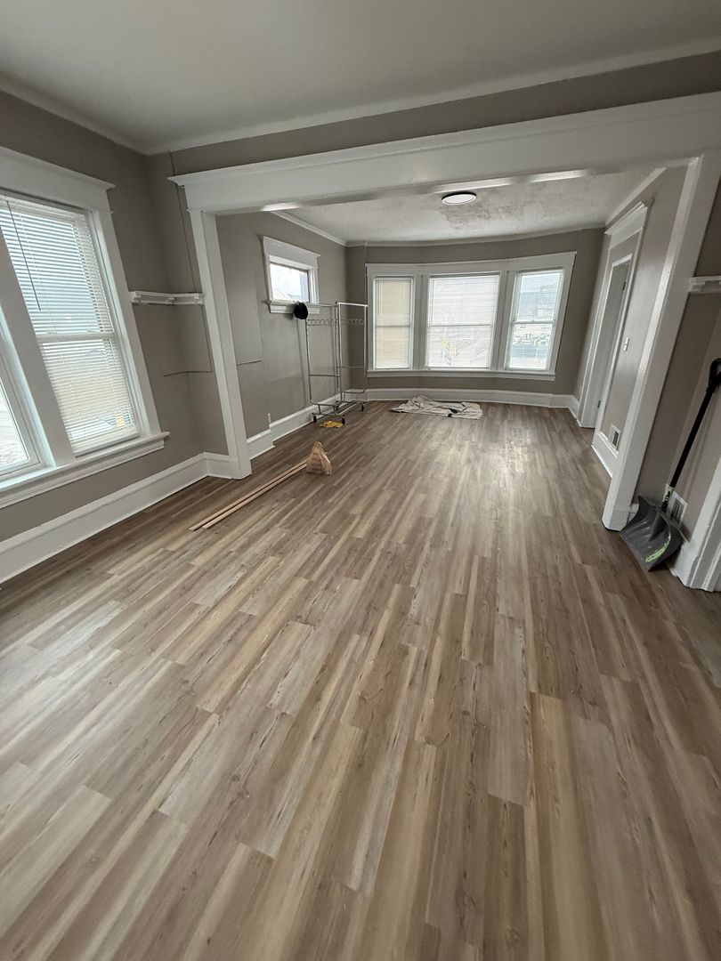 Milwaukee Apartment: 2100 W National Ave