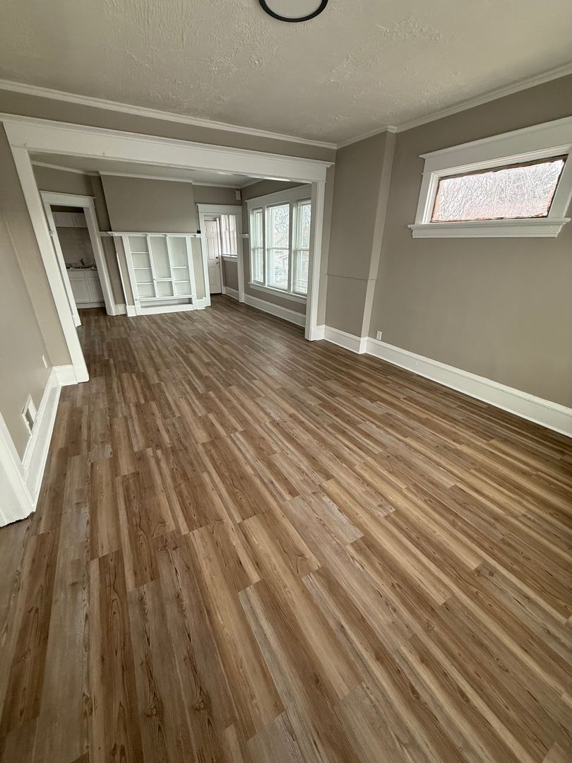 Milwaukee Apartment: 2100 W National Ave