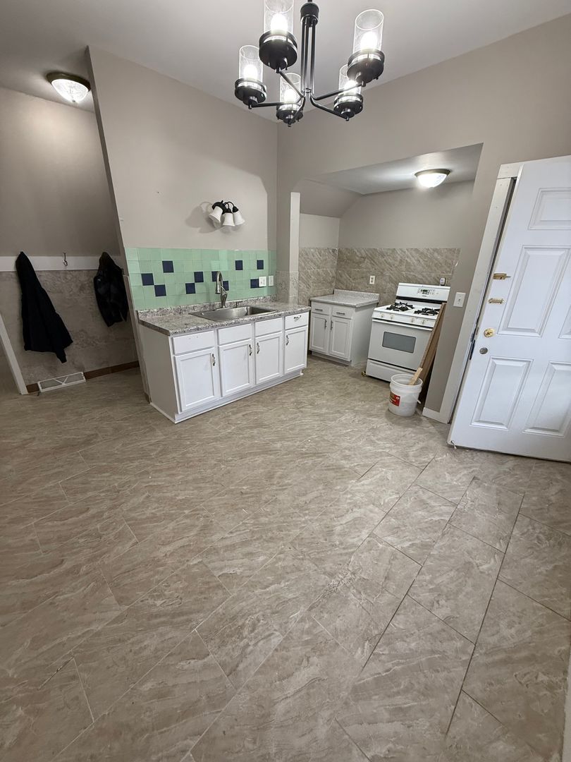 Milwaukee Apartment: 2100 W National Ave