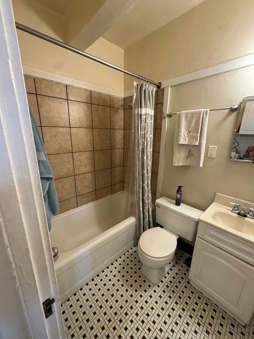 Milwaukee Apartment: 1503-15 E Kane Place