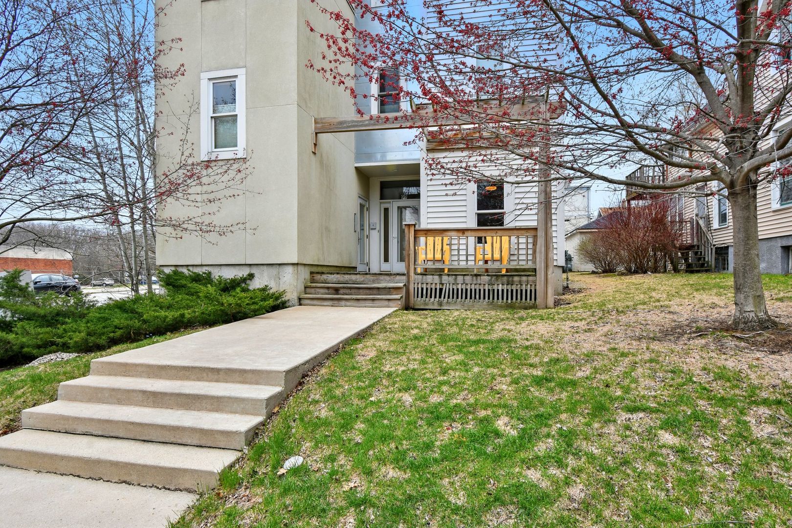 Milwaukee Apartment: 2905 N NEWHALL ST