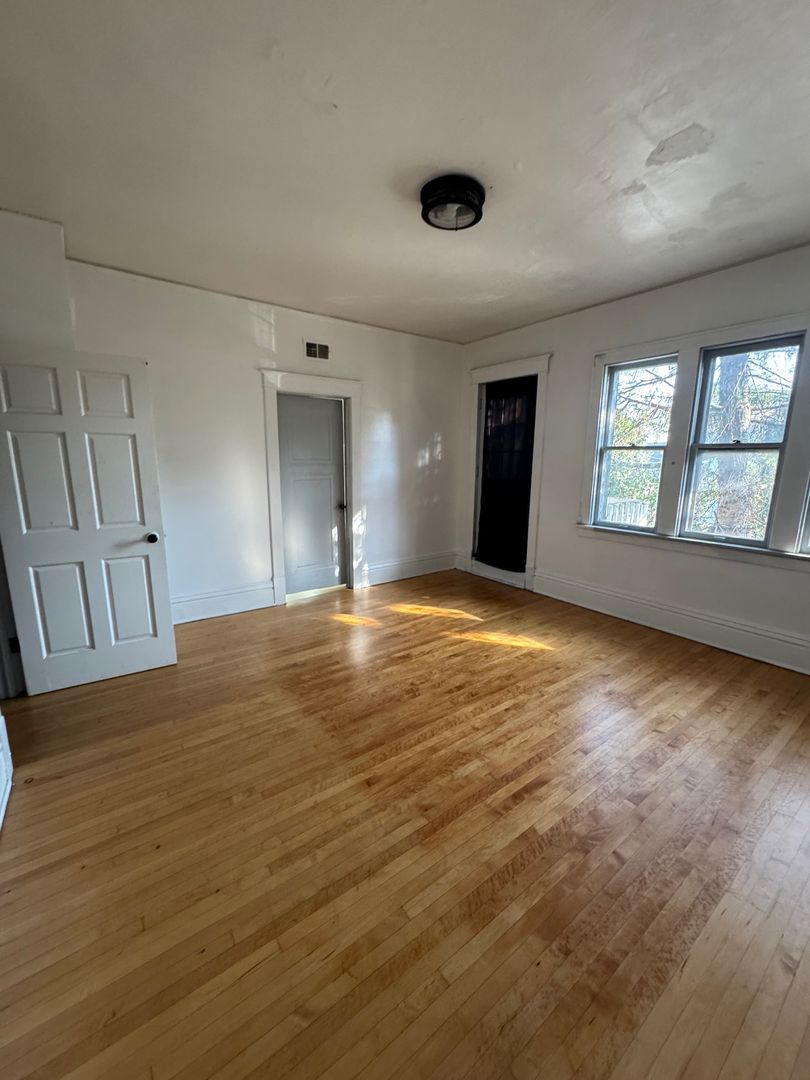 Milwaukee Apartment: 2326 W. Burnham St