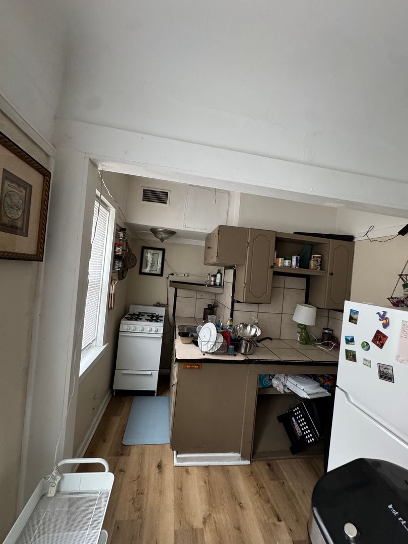 Milwaukee Apartment: 1503-15 E Kane Place