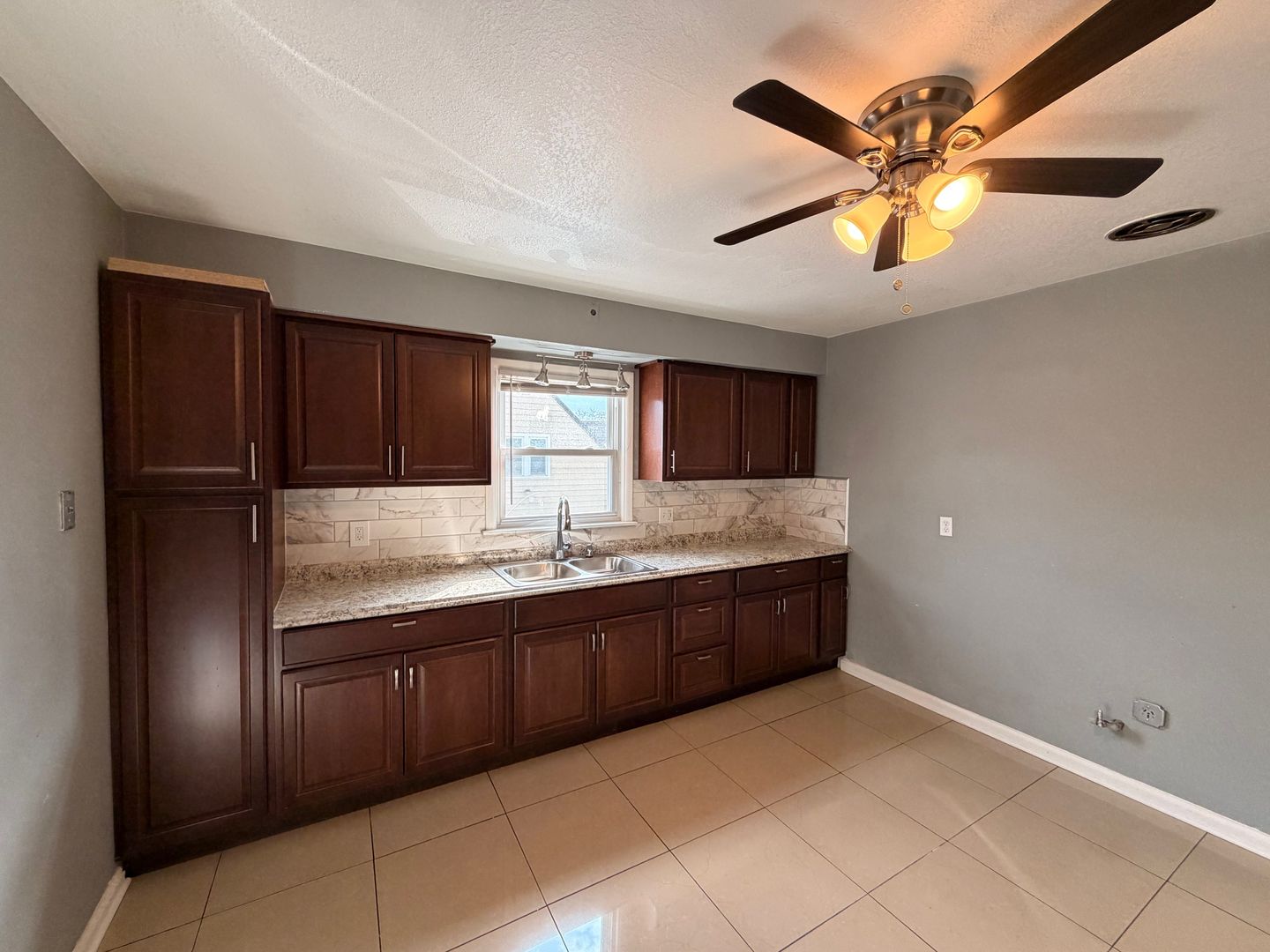 Milwaukee Apartment: 5824 N Teutonia Ave