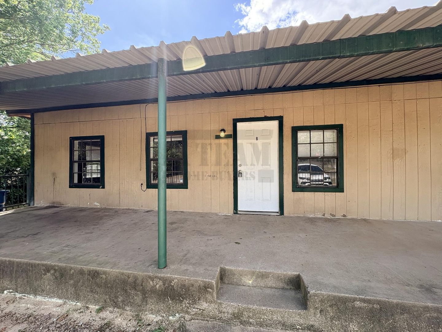 Athens Apartment: 625 York St