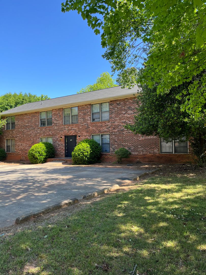 Athens Condo: 139 Barrington Place