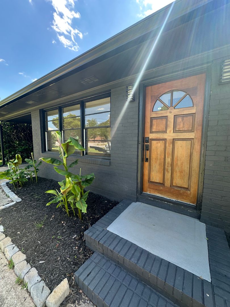 Athens House: 250 Morningview Drive