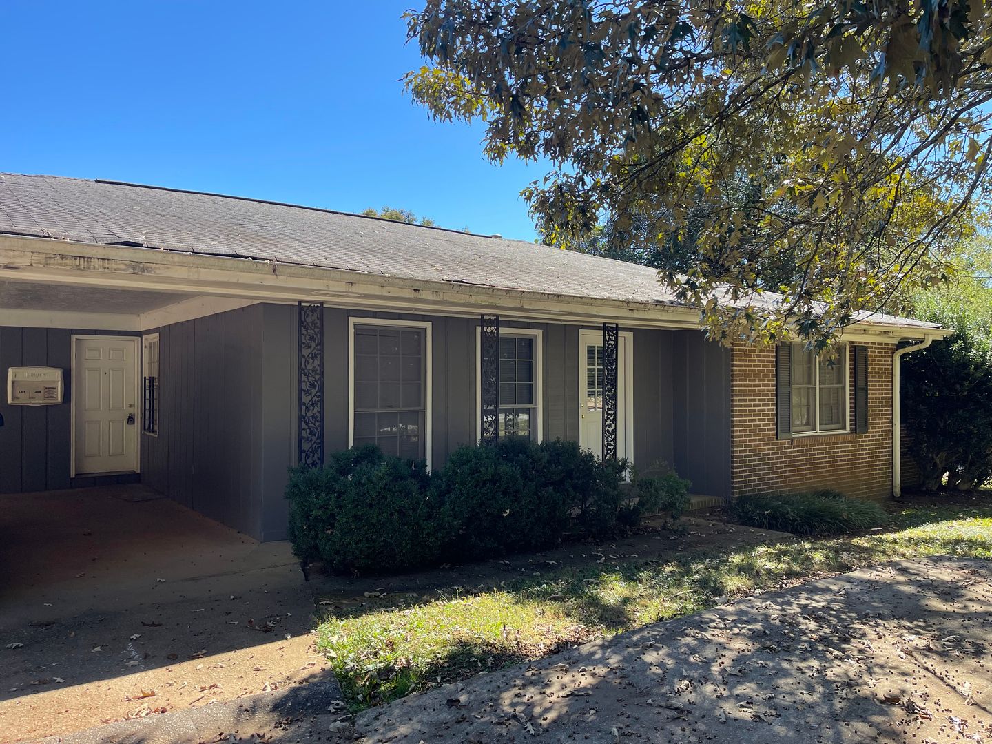 Athens House: 444 Jefferson River Rd.