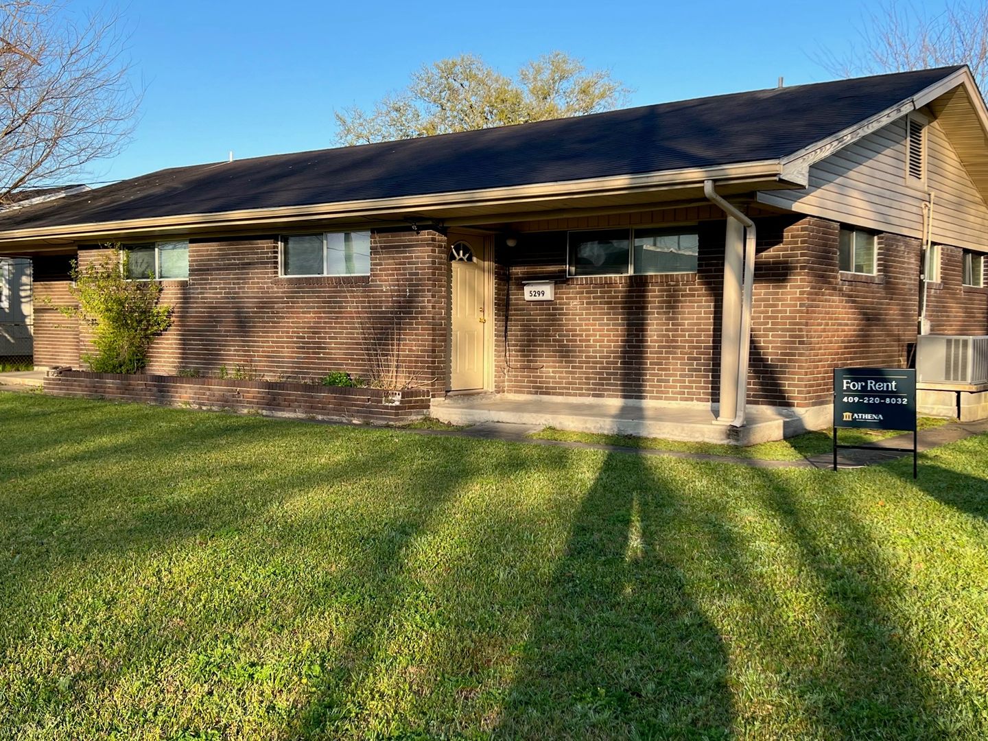 Groves Apartment: 25th Street