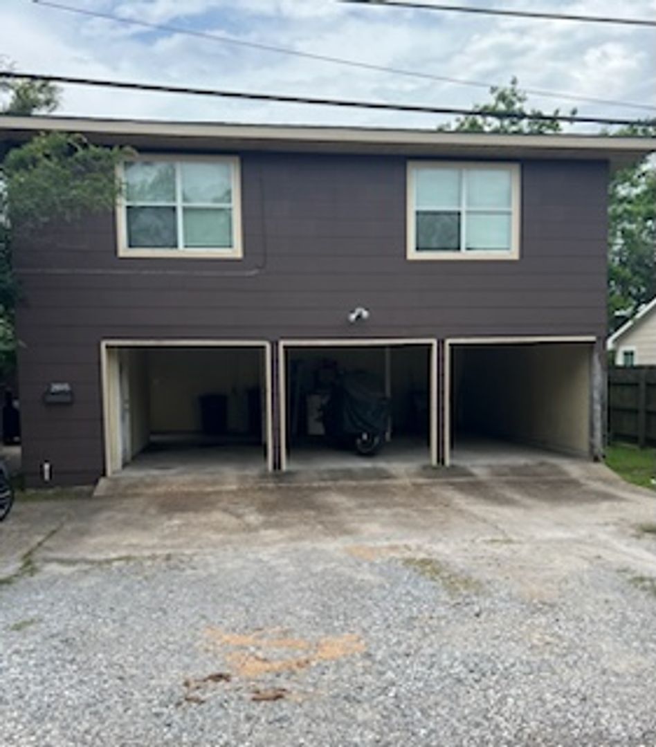 Groves Apartment: 25th Street