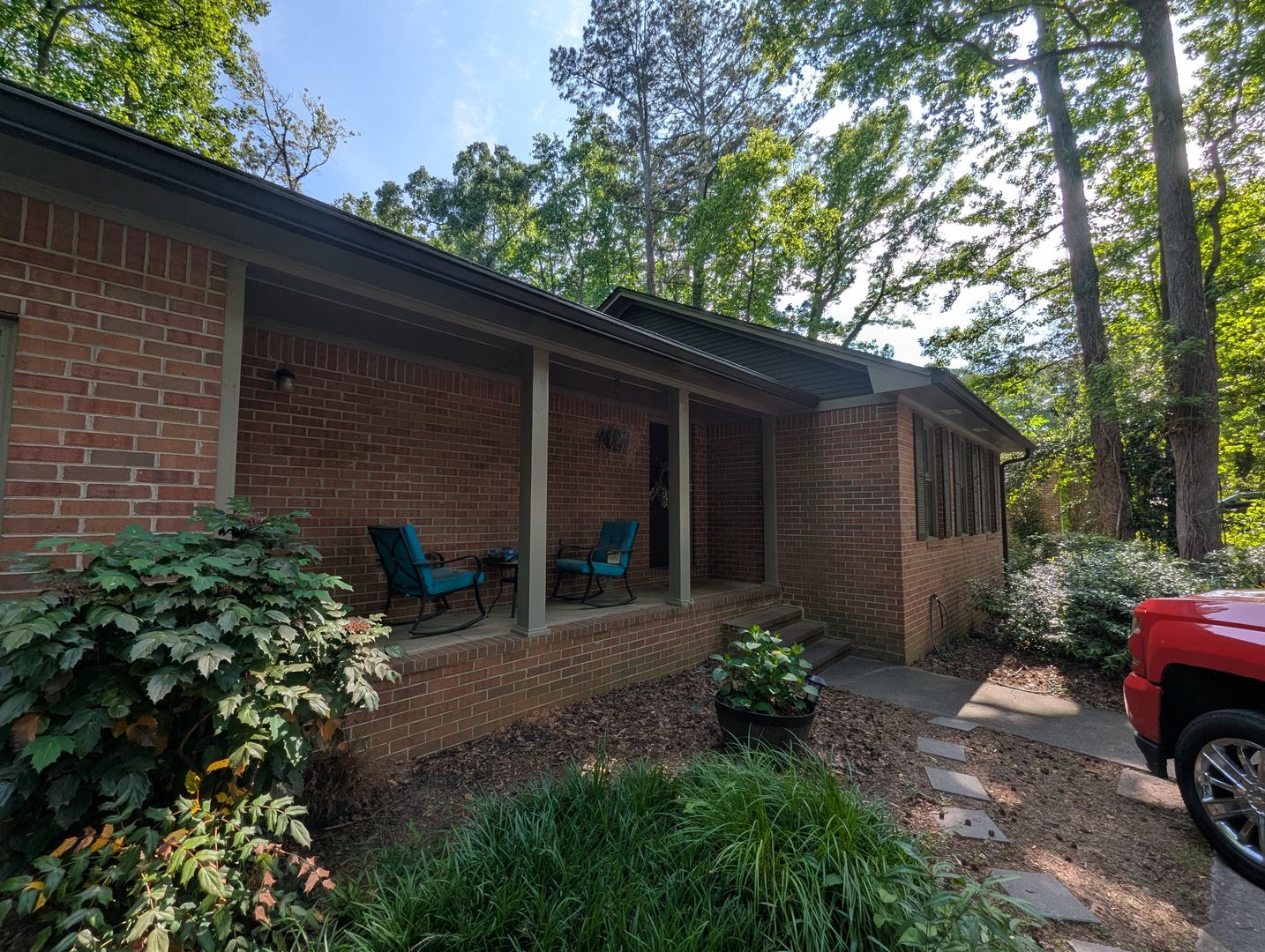 Athens House: 110 Riverdale Drive
