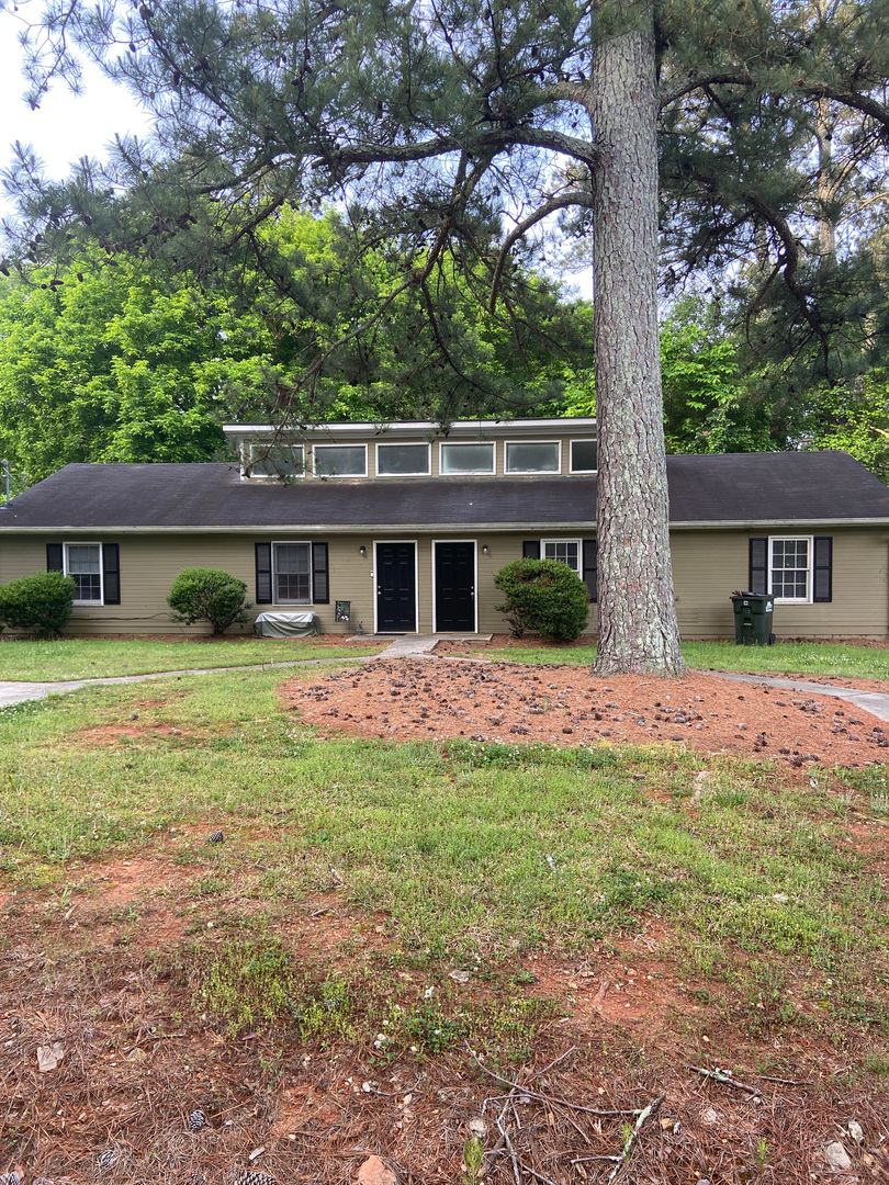 Athens Apartment: 111 Loblolly Dr