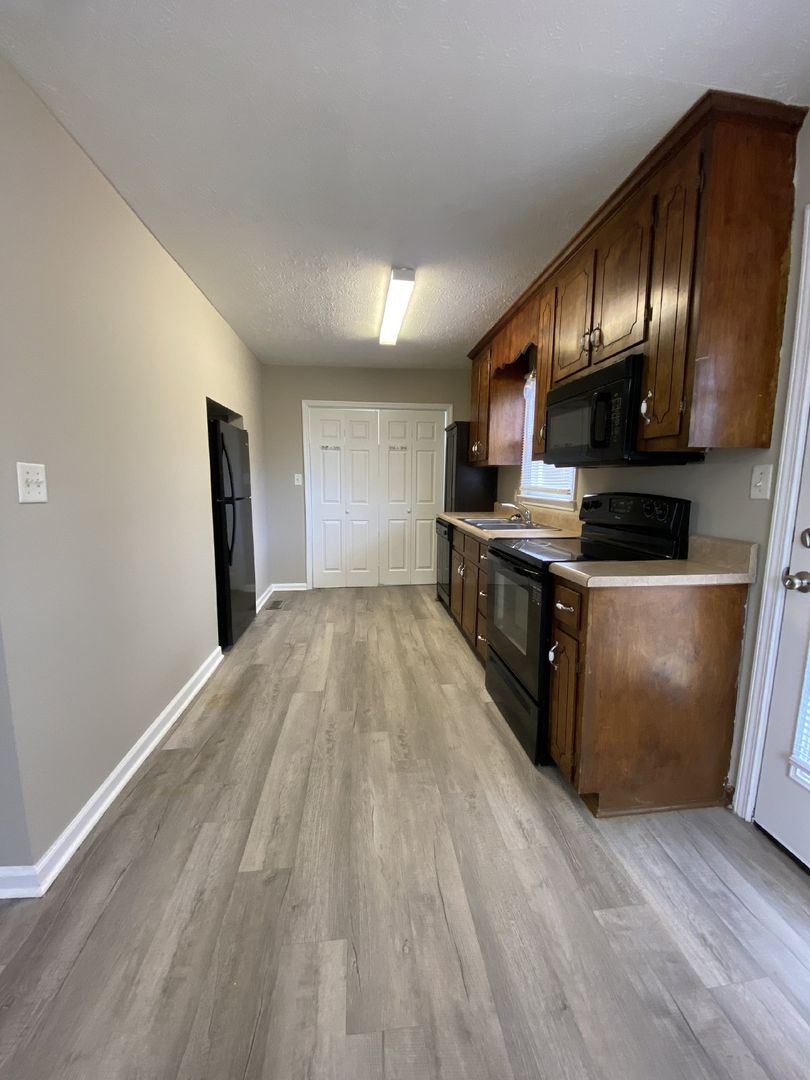 Athens House: 338 Whitehead Rd