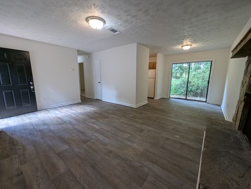 Pet-Friendly 2-bedroom, 1-bath Duplex in the Rustwood Community – photo 1