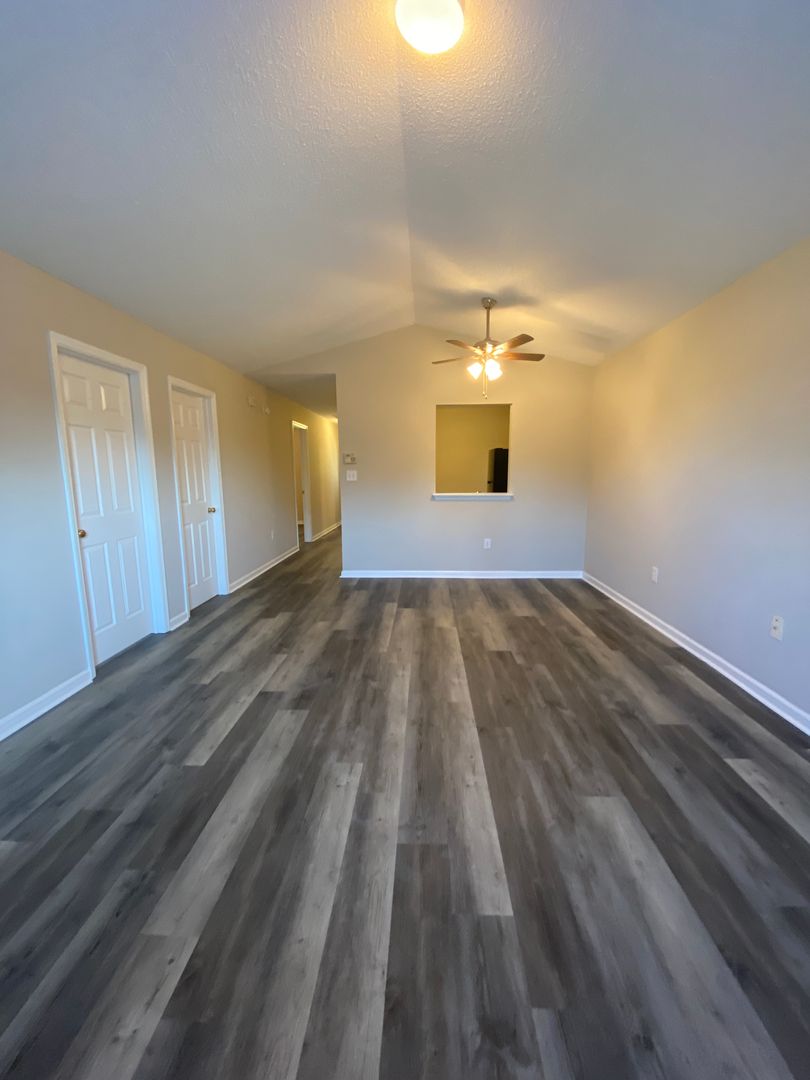 Athens Apartment: 100 Cameron Court