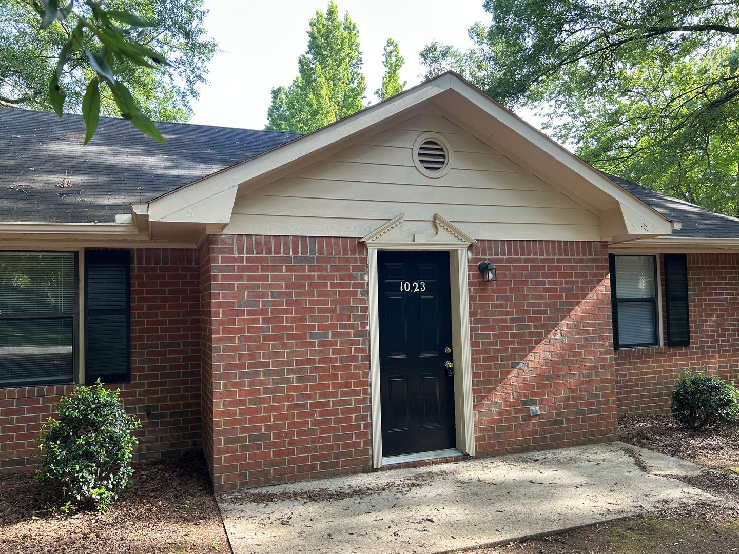 Bogart Apartment: 1021 Cantrell Ln