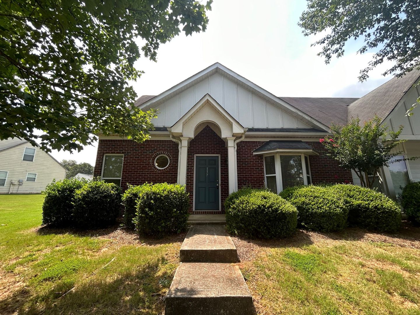 Athens House: 137 Bridgewater Circle