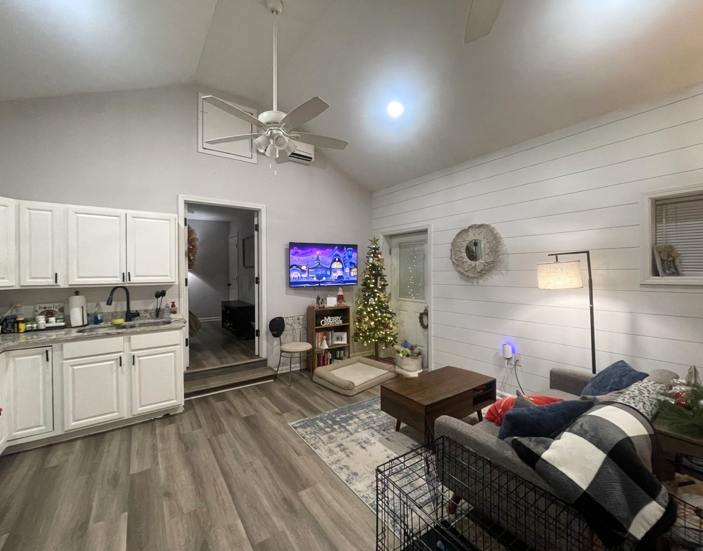 Athens House: 150 Johnson Drive Ext- Unit B