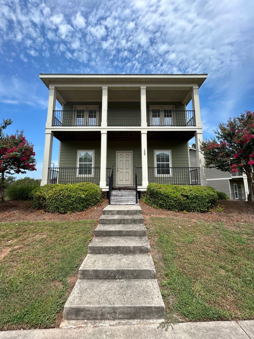 Athens House: 840 MLK Parkway