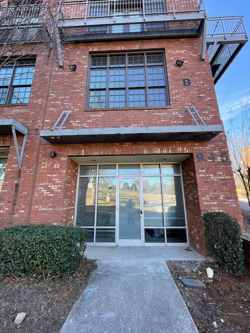 Athens Apartment: 945 College Avenue