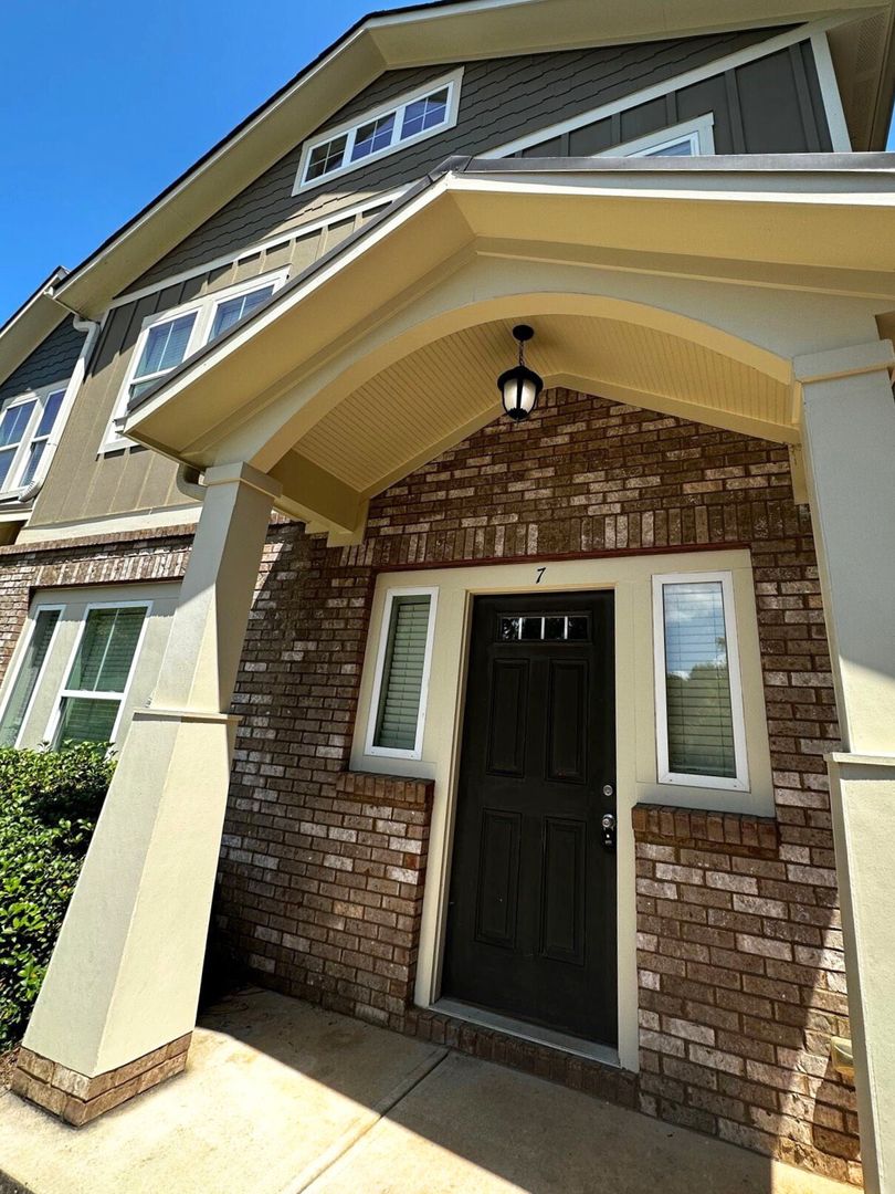 Athens House: 125 Hobson Avenue