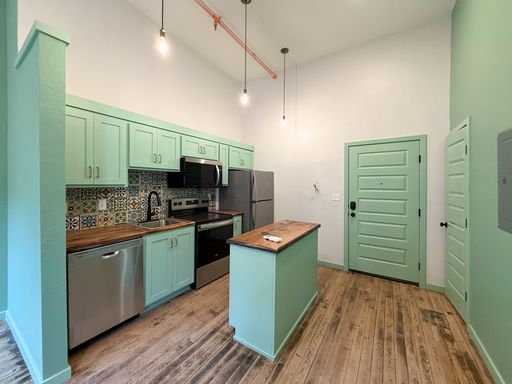 320 W Walnut St, Apt 208 – photo 1