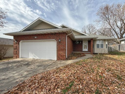 421 S Devonshire St, Nixa, MO 65714