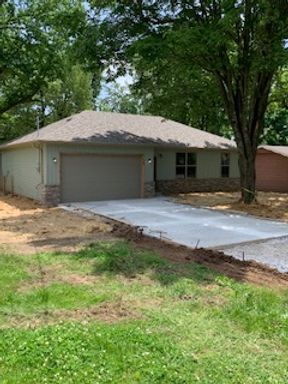 2028 S Lone Pine Ave, Springfield, MO 65804