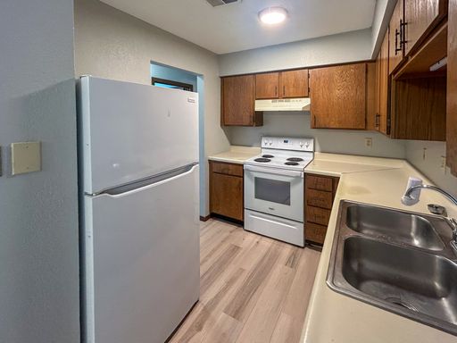 1947 S Ingram Mill Rd, E8, Springfield, MO 65804