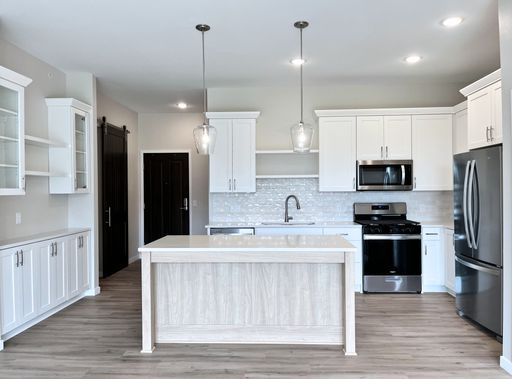 Top Floor One Bedroom with a Large Walk-Through Closet - The Retreat #P19 **Move-In Special**