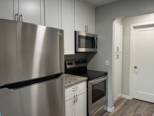 Renovated Townhome with 2 Car Garage - Great Plymouth Location – photo 1