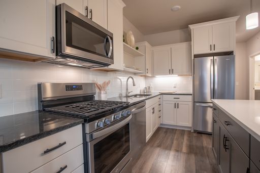 Spacious Two Bedroom Plus Den Corner Apartment at The Reserve – photo 1